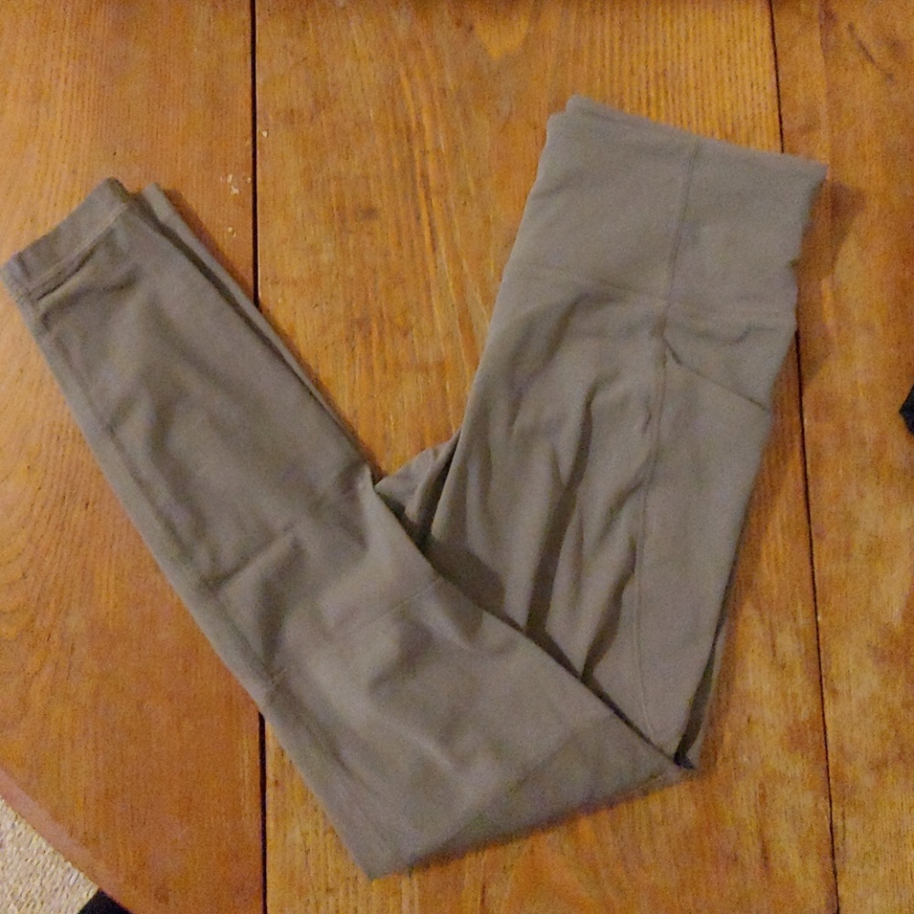 Athleta salutation stash pocket